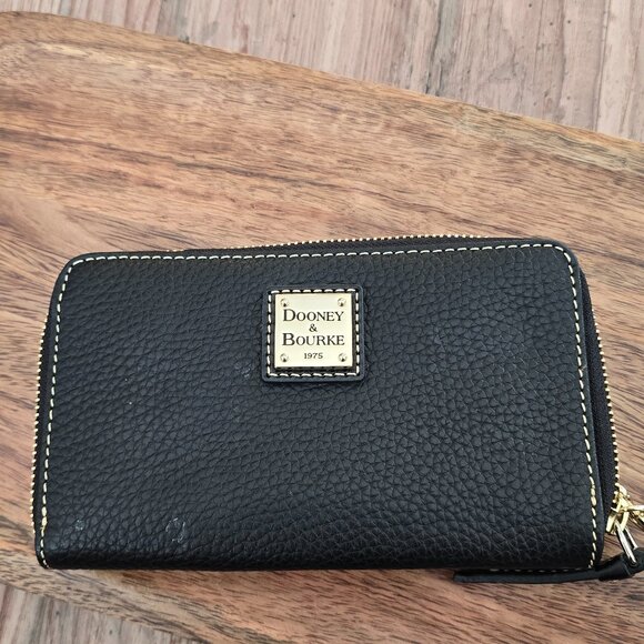 Pebble Grain Zip Around Phone Wristlet
Style ZR102BL
Color: Black - Picture 2 of 4
